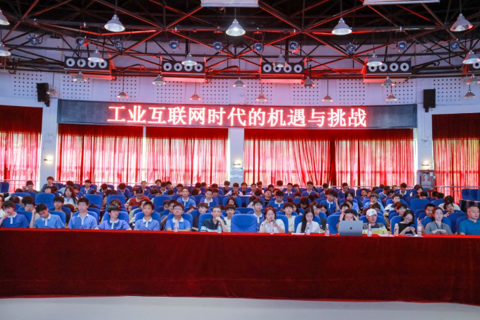 （校园网二级页面）新闻稿《工业互联网时代如何破局？行业大咖吴益宇鹏城技师学院开讲》.doc_2