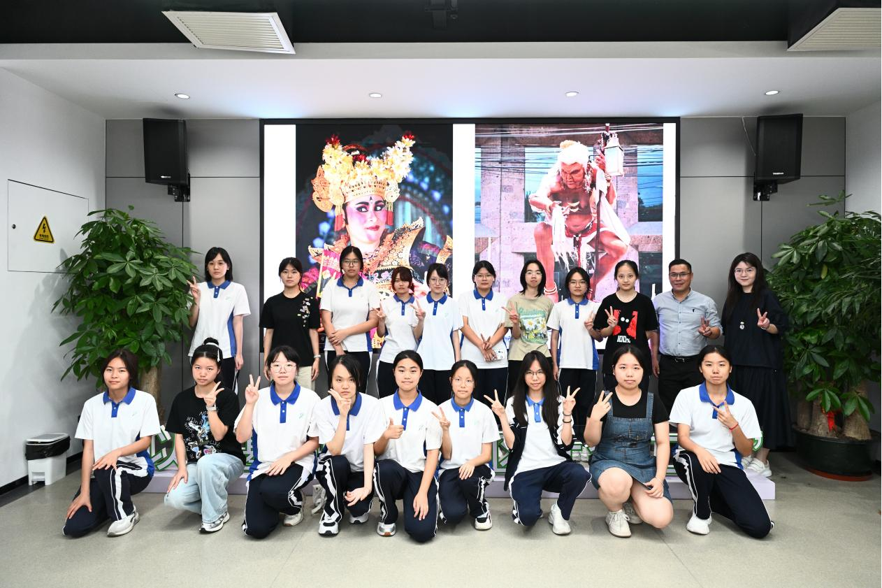 图片2深圳鹏城技师学院学子在APEC亚太人文科技寻踪活动现场.png
